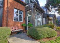 вариант решения эркера в доме из красного кирпича 